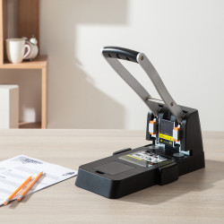 Caurumotājs Deli E0150 150 lapām, melns