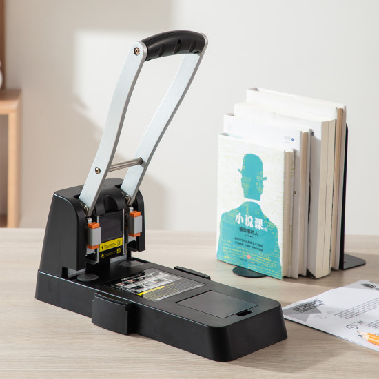 Caurumotājs Deli E0150 150 lapām, melns