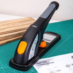 Skavotājs Deli E0387 80 lapām, melns