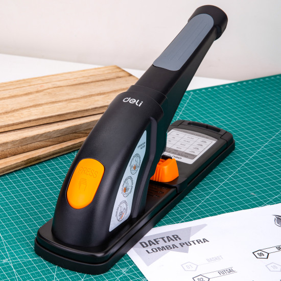 Skavotājs Deli E0387 80 lapām, melns